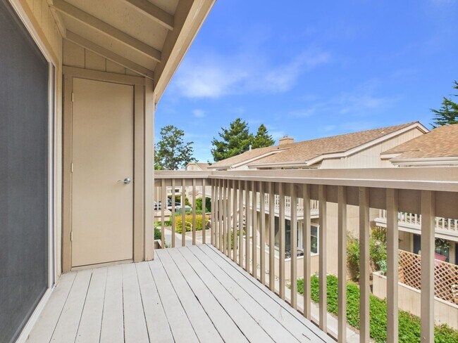 Building Photo - Upstairs One Bedroom Condo now available at Kimberly Place.