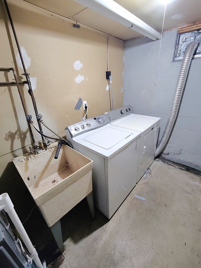 Building Photo - *Well-Maintained 3BD/1.5BA Townhouse Available in West Mifflin*