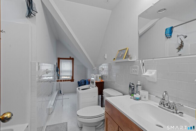 Building Photo - 136 Edwards St