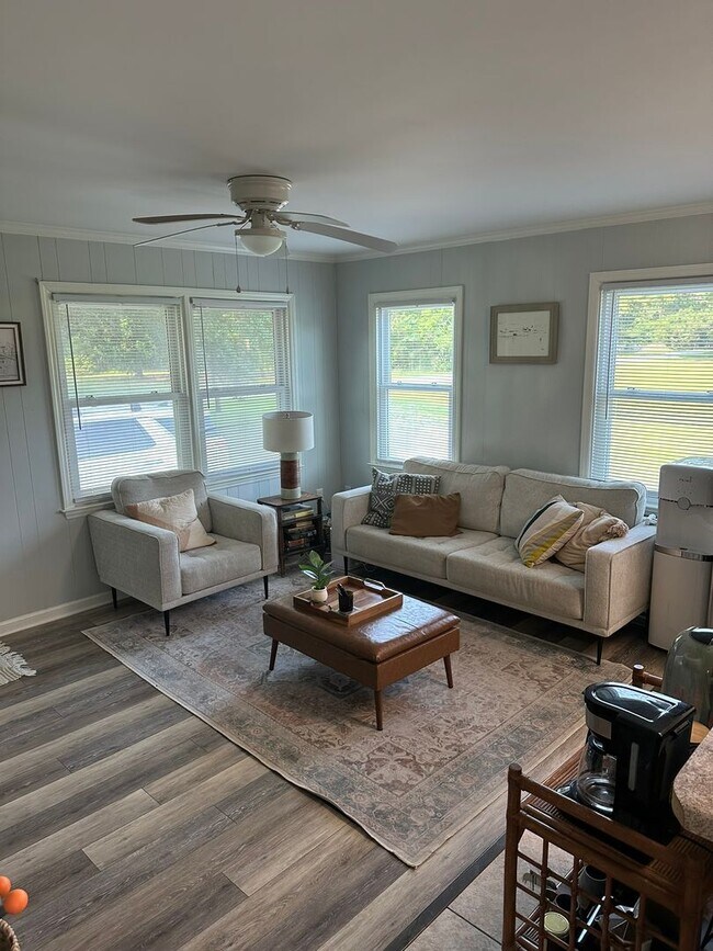 Building Photo - Cute home with great space