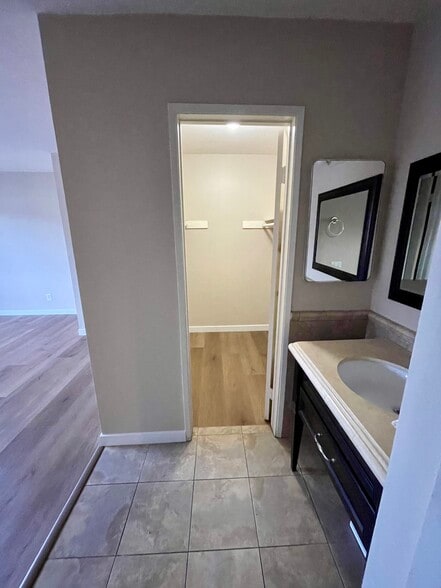 MB walk in closet - 6811 Alvarado Rd