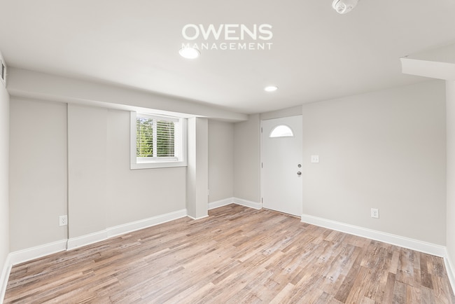 Building Photo - Downtown Gainesville Living Available Imme...
