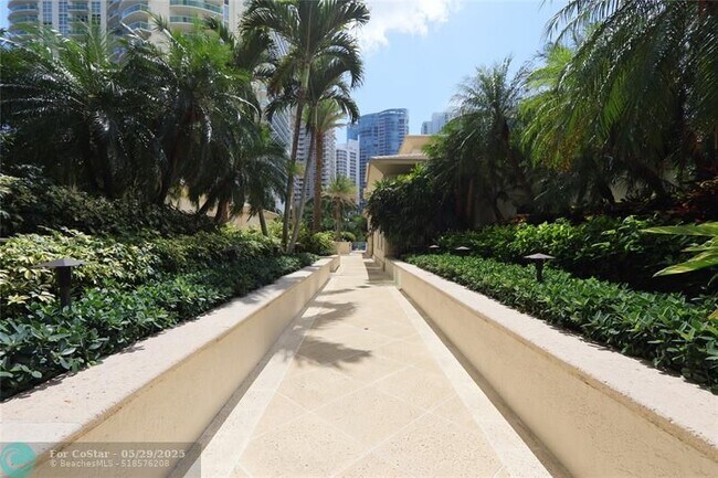 Building Photo - 411 N New River Dr E