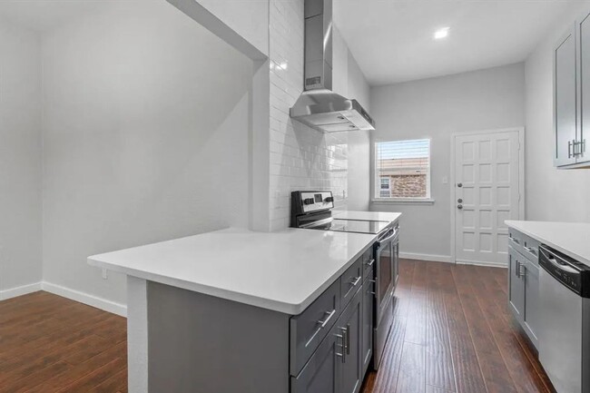 Building Photo - Gorgeous New Remodeled 2 Bedroom Condo nea...