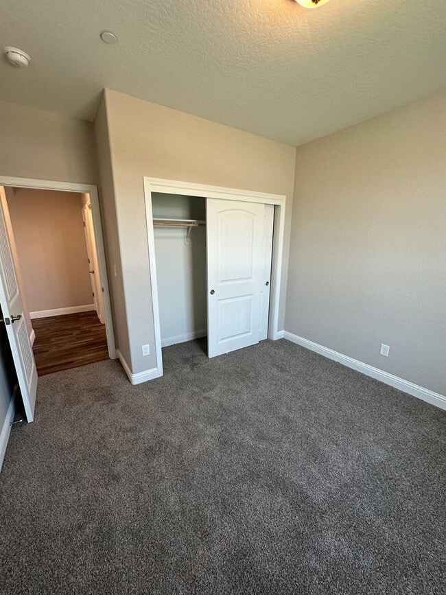 Building Photo - New house in Kerman Ca