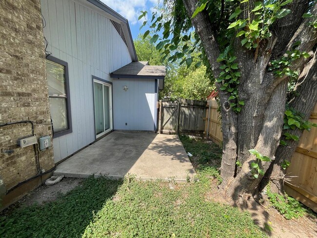 Building Photo - 318 W William Cannon Dr