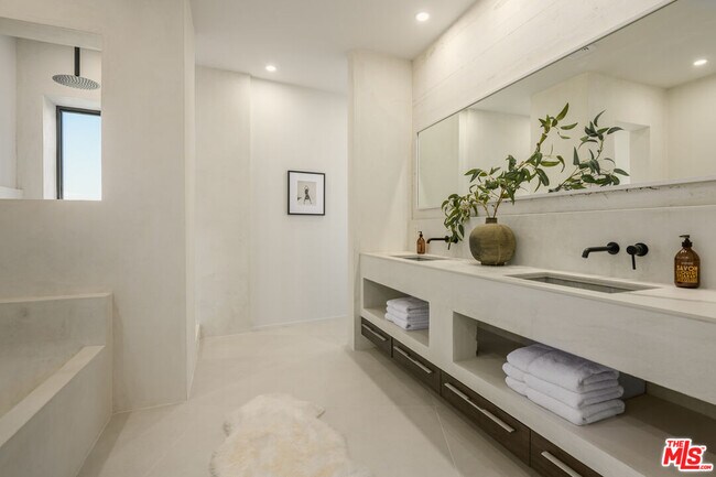 Building Photo - 8896 Lookout Mountain Ave