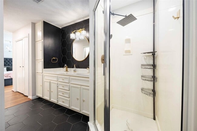 Building Photo - 5511 Green Timbers Dr