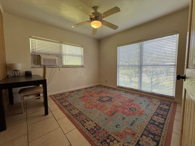 Building Photo - AVAIL 10/15 -- $1,200 ** Annual ** 2 Bed /...