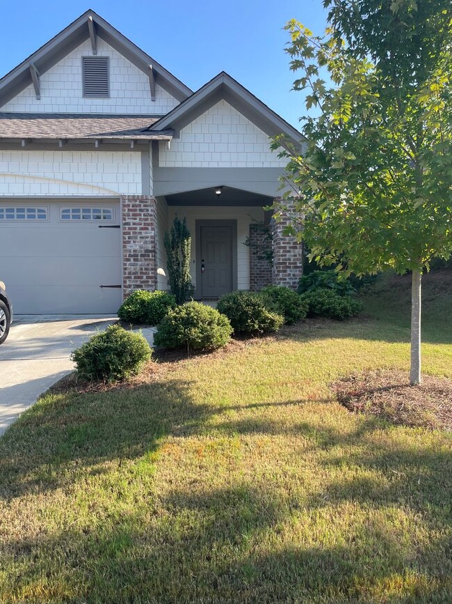 Building Photo - 3 Bedroom Home With Spacious Garage