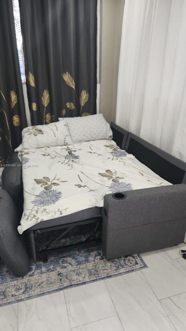 Building Photo - 1385 NE 133rd St