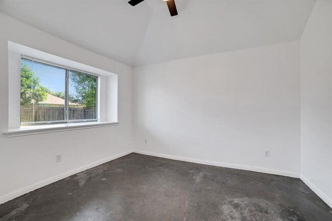Building Photo - 15100 Parrish Ln
