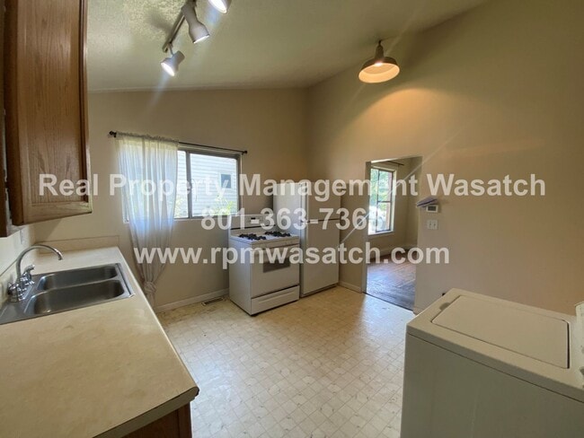 Building Photo - Charming 2 Bedroom 1 Bath House!