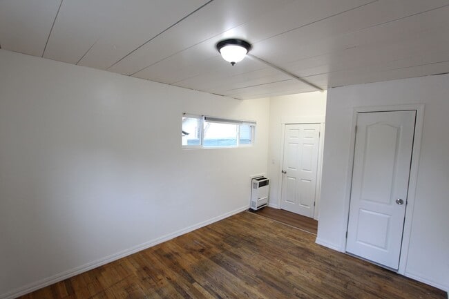 Building Photo - 4 bedroom Sunnyside Home