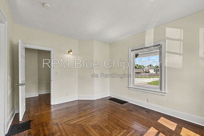 Building Photo - 1832 Woodlawn Ave