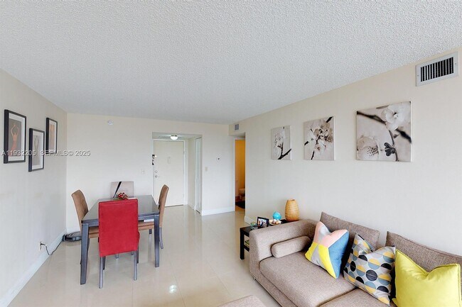 Building Photo - 1000 Parkview Dr