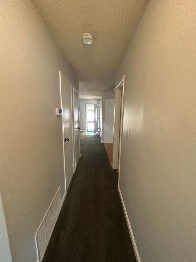 Building Photo - NICE OLDER HOME IN ESTABLISHED AREA