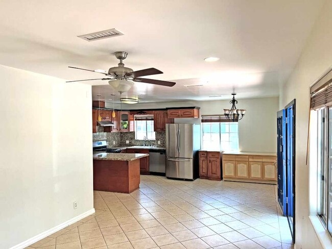 Building Photo - 2330 S Mansfield Ave