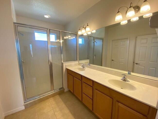 Building Photo - Carlisle Grand-120 Seville Dr Davenport, F...