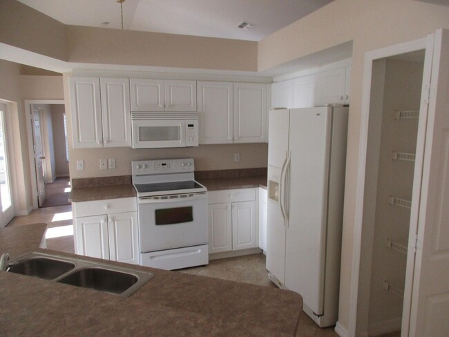 Building Photo - 3303 SW 8th Ct
