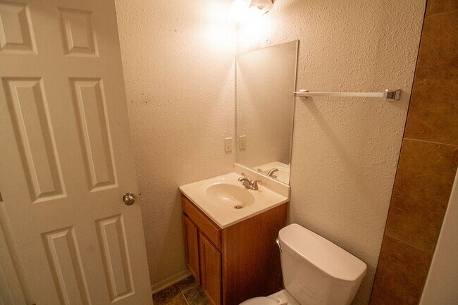 Building Photo - 1013 W Ash St