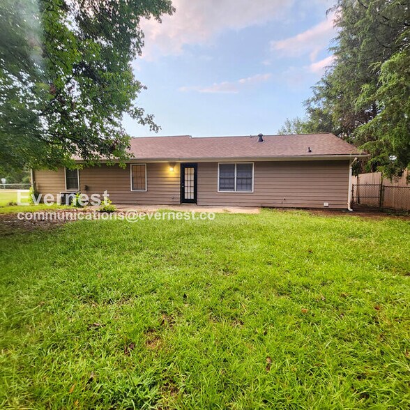 Building Photo - 680 Honey Creek Rd SE