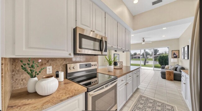 Building Photo - 4784 Blossom Dr