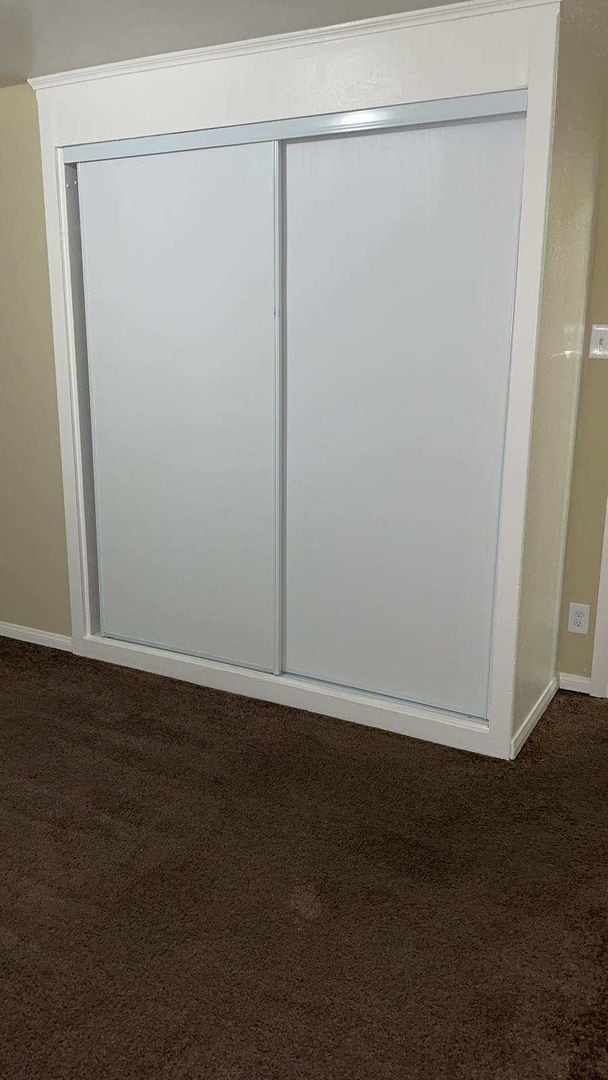 Building Photo - 2 bedroom 1 bath unit available.