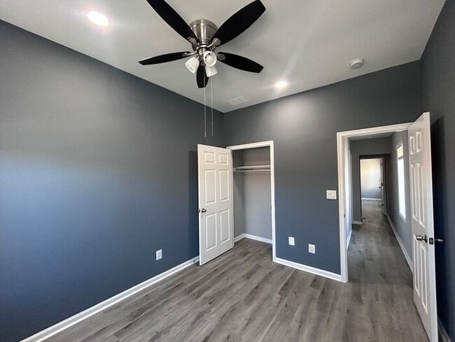 Building Photo - 2 Bedroom PLUS DEN