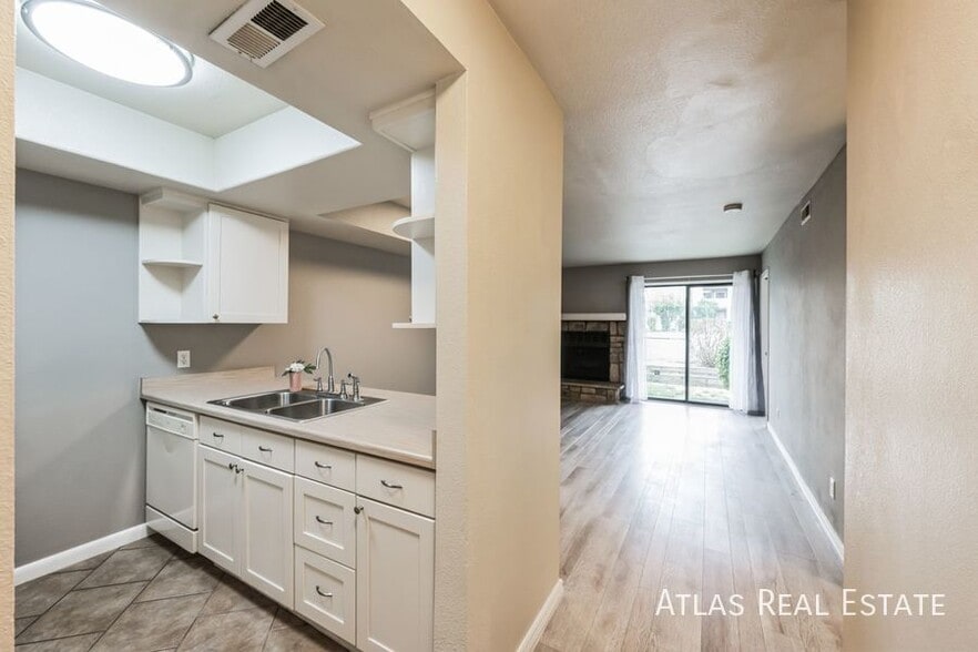 Building Photo - 467 S Memphis Way
