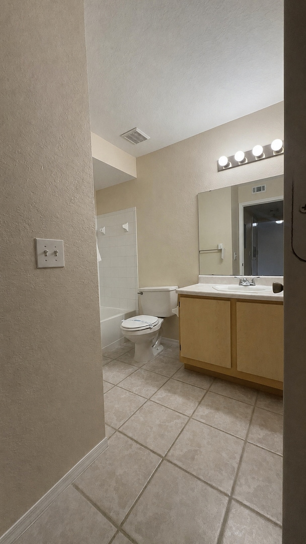 Building Photo - 13815 Fairway Island Dr
