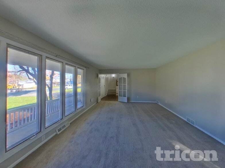 Building Photo - 931 Market St S