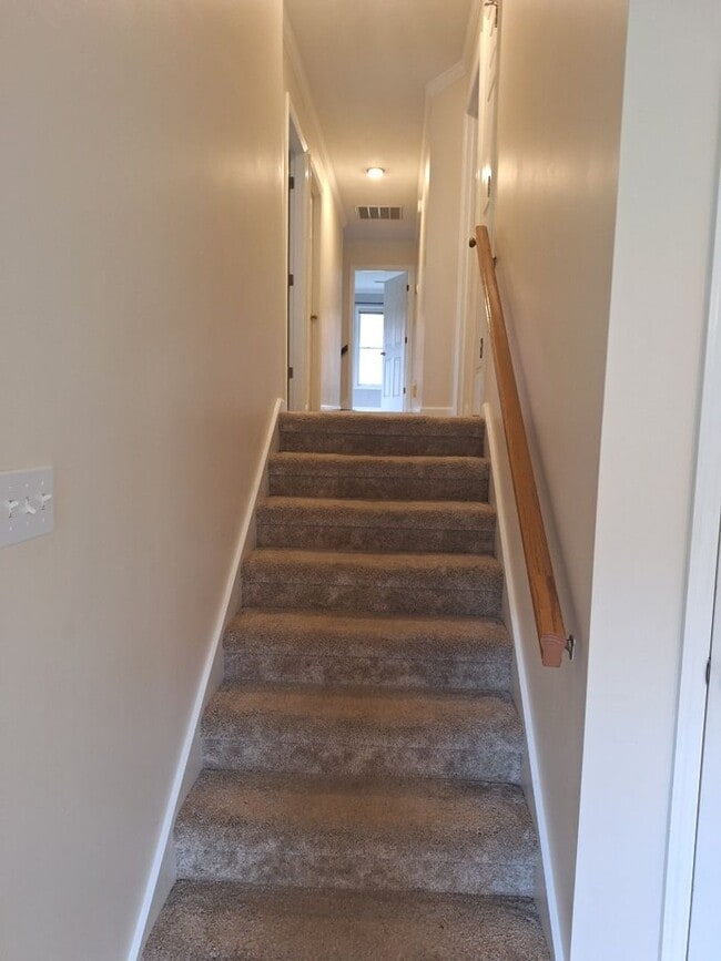 Building Photo - 4bd/3 bath located in desirable neighbor in Fox Den Subdivision in West Knoxville