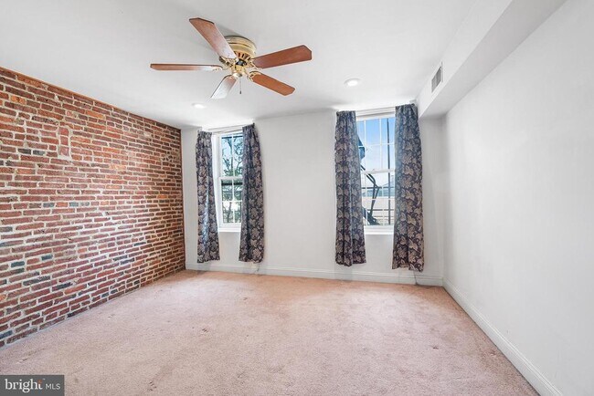 Building Photo - 48 N Front St