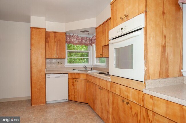 Building Photo - 5950 Clames Dr