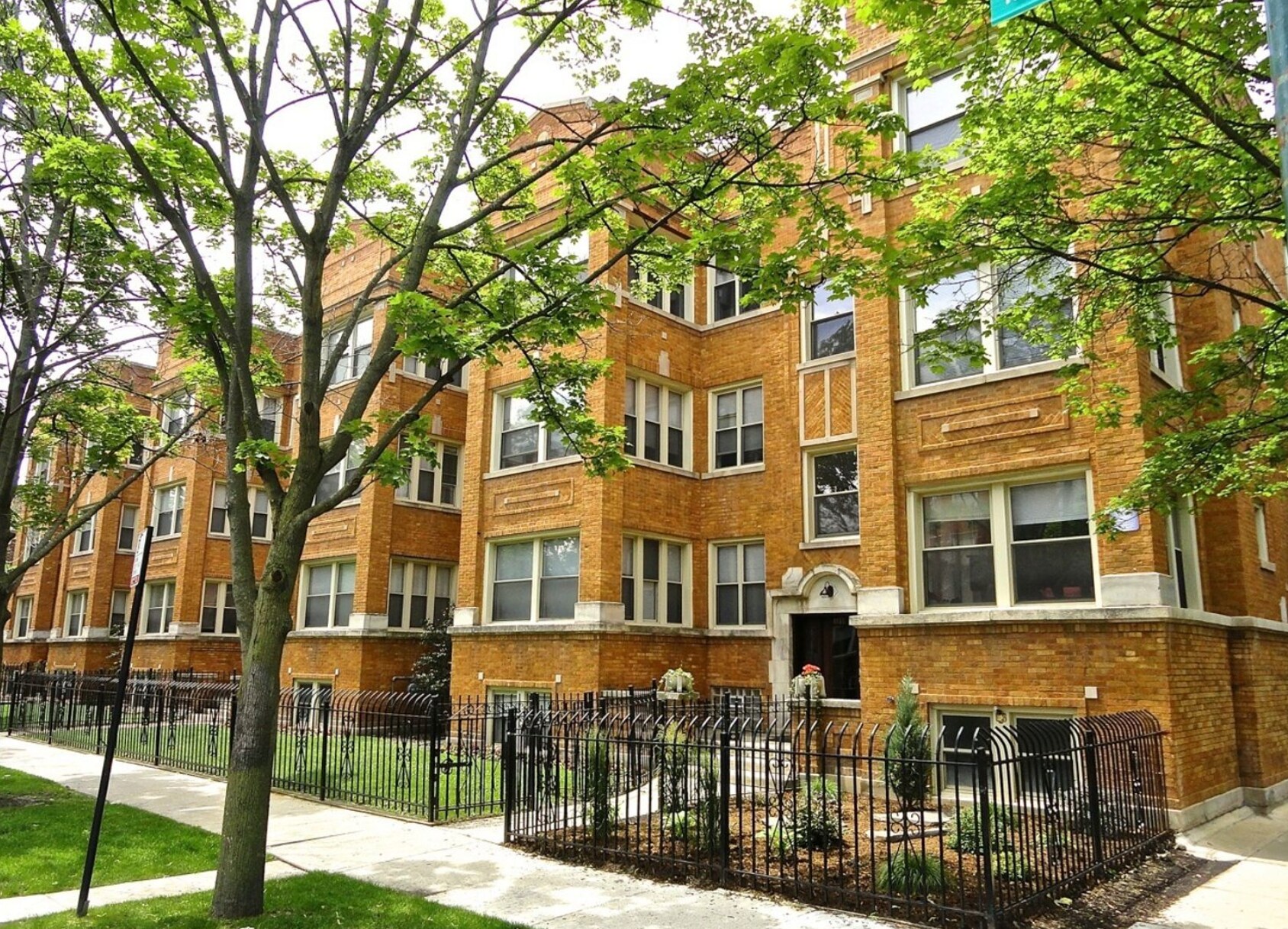 Building Exterior - 4846 N Drake Ave