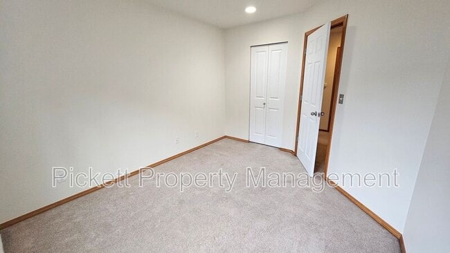 Building Photo - 7025 Stourbridge Pl NE