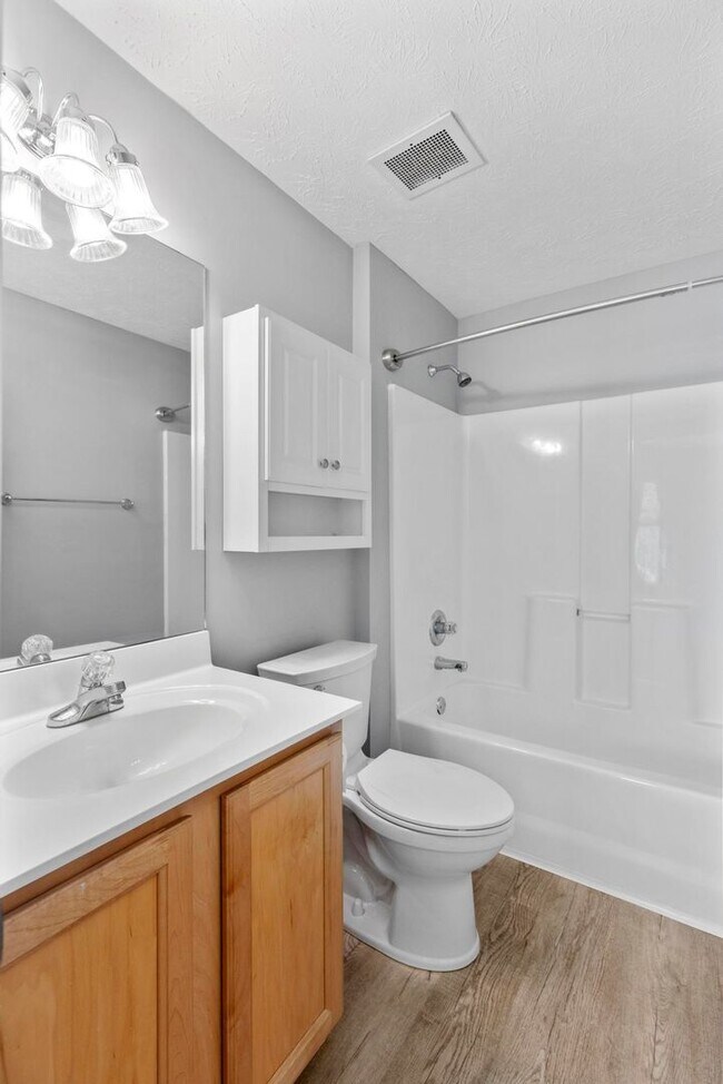 Building Photo - 2 Bedroom 2 Bath Condo on Donahue Dr