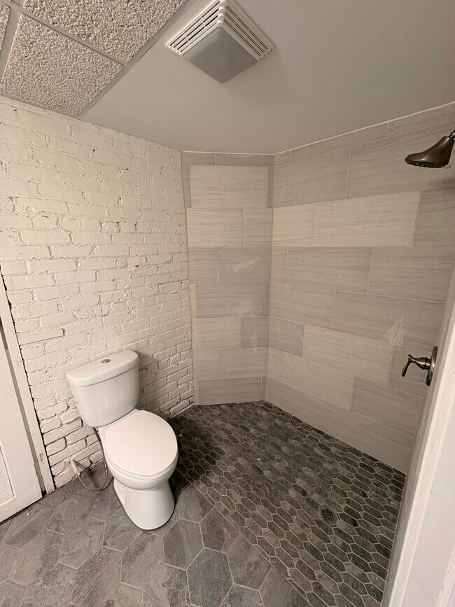 Building Photo - Forest Avenue