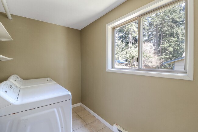 Building Photo - 3 Bed 2 Bath - Groups Per Approval - Dog Friendly - Fenced Yard