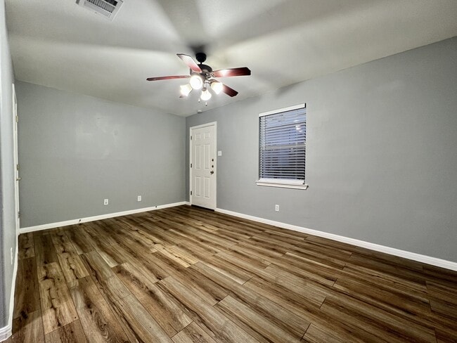 Building Photo - 408 Radam Ln