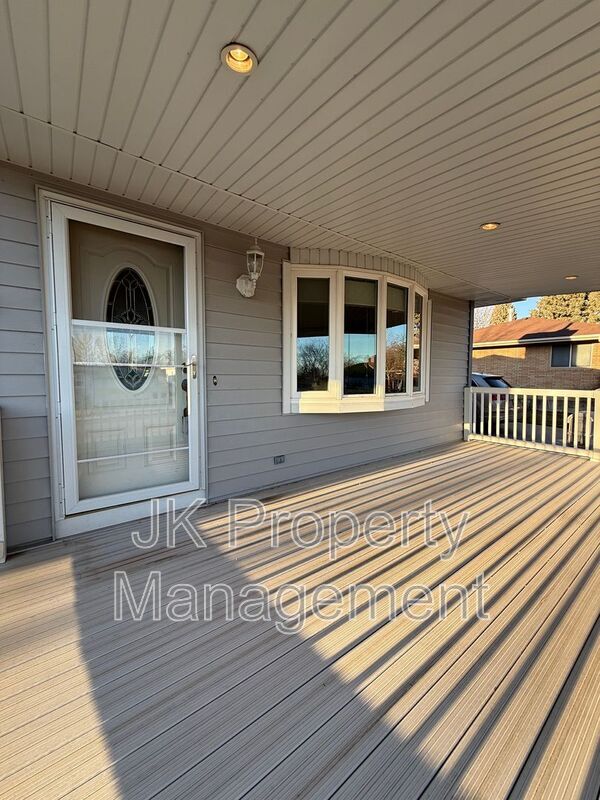 Building Photo - 121 Riverview 4 E