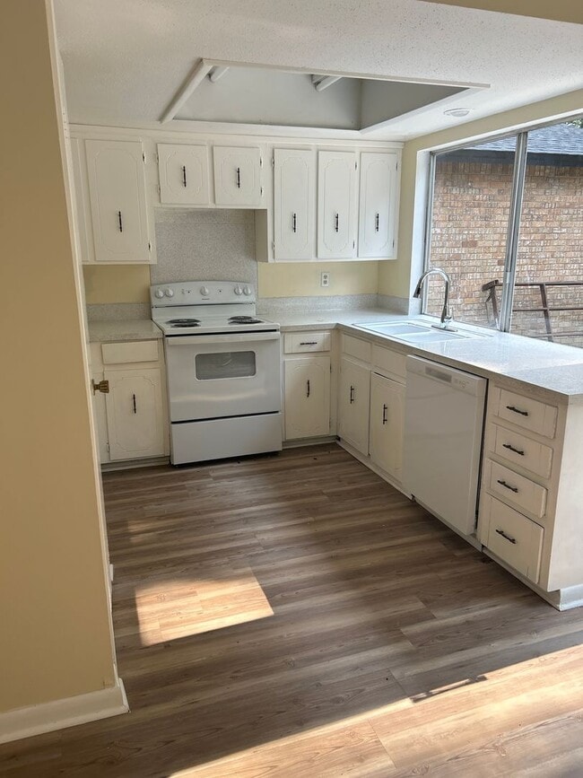 Building Photo - 4 bedroom and 2 bathroom