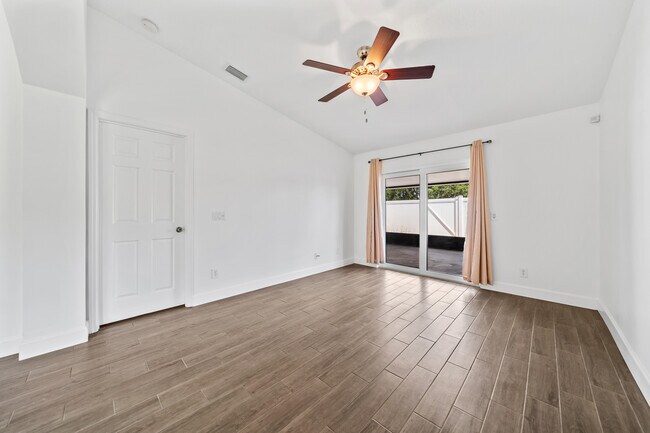 Building Photo - 890 Luminary Cir