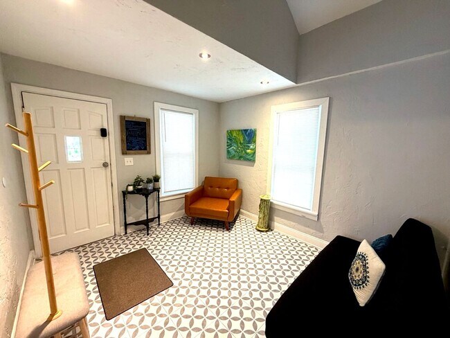 Building Photo - Available fully furnished or unfurnished, this beautifully renovated 3-bedroom, 1.5-bathroom home...