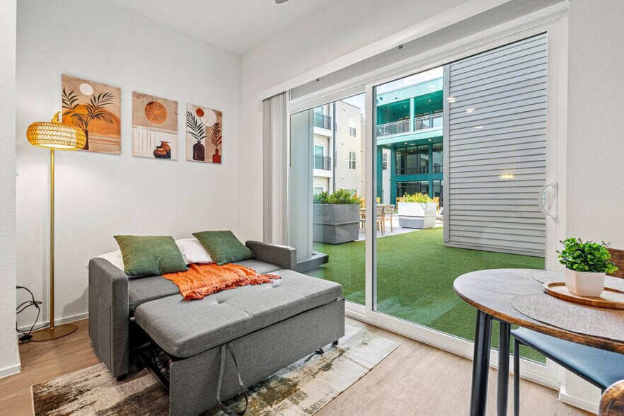 Building Photo - 596 W 9th St