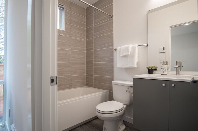 Building Photo - Modern 3BR/3.5BA Townhouse with Rooftop Views in Yesler Terrace