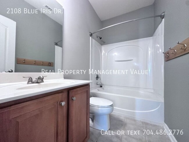 Building Photo - 2108 Blue Iris Dr