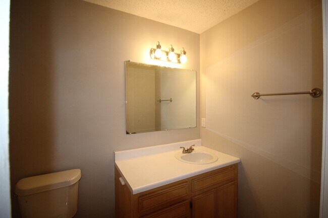 Building Photo - 128 Pierce Dr