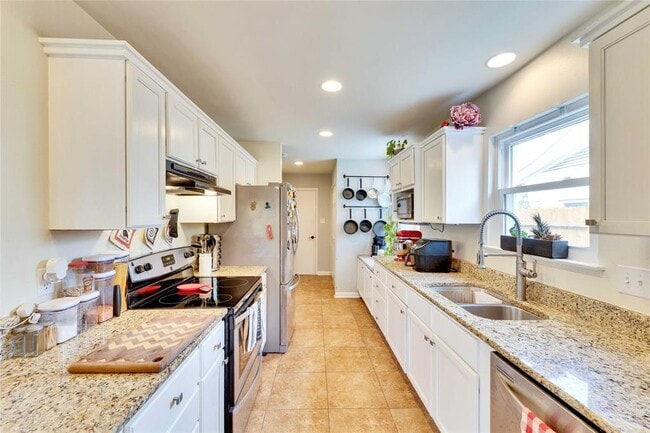 Building Photo - 8213 Briarwood Ln